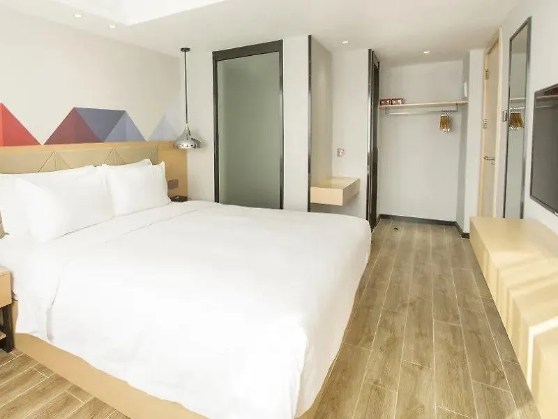 Borrman Hotel Zhuhai 3*,  China